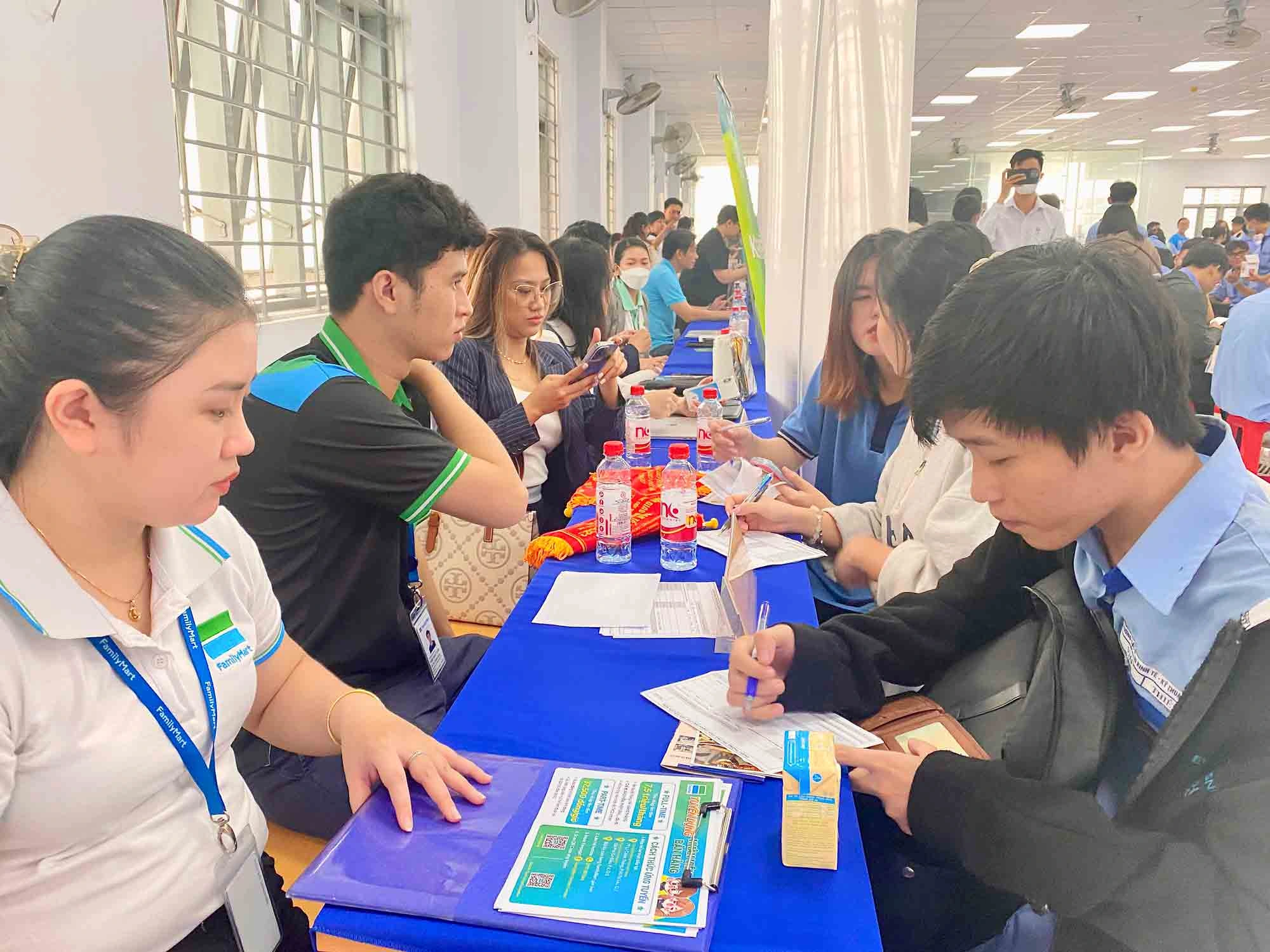 Đua với AI năm 2026: Bạn nên chạy theo công nghệ hay bồi đắp kỹ năng "độc bản"?