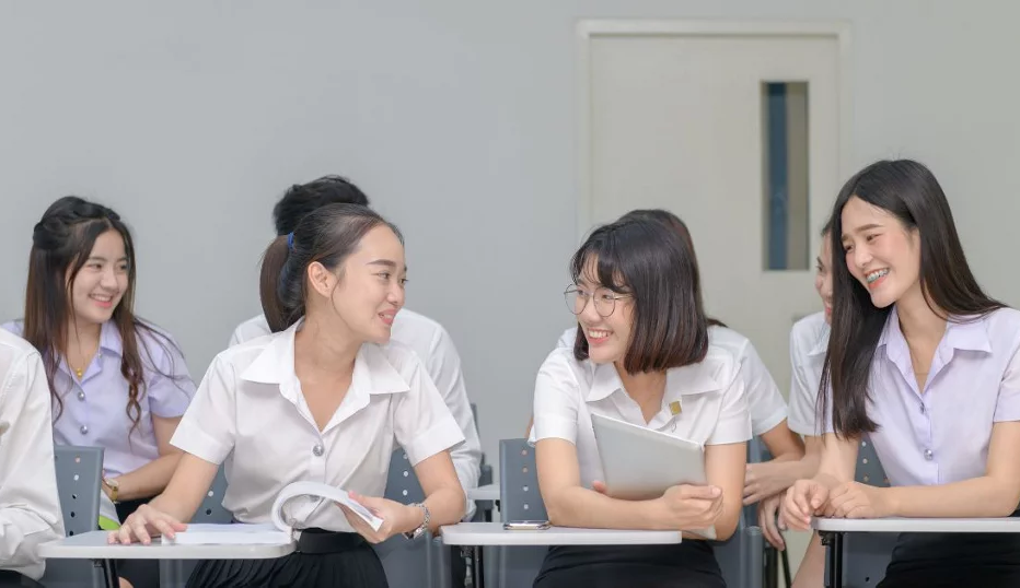 Gen Z và cái mác "Thế hệ cợt nhả": Khi sự hài hước là vũ khí sinh tồn nơi công sở 2026